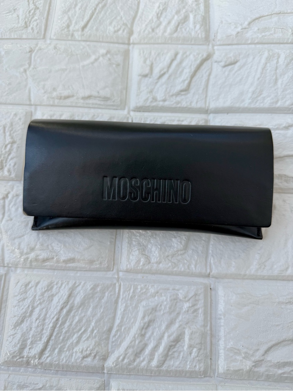 MOSCHINO Logo Embossed Magnetic Closure SUNGLASSES  Pouch Bag CASE BLACK
